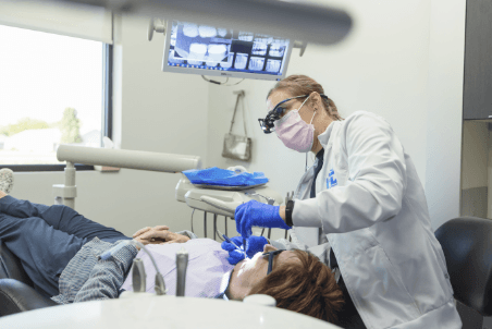 Model smile and blue piggy bank